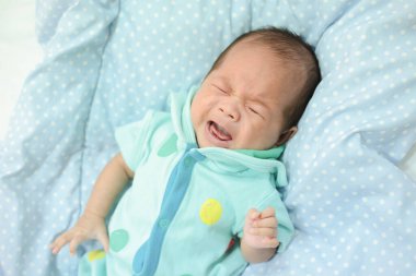 Bebekler yatakta üzgün..