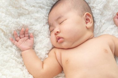 Yatakta uzanmış bebek