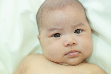 Küçük şirin bebek kameraya bakıyor.