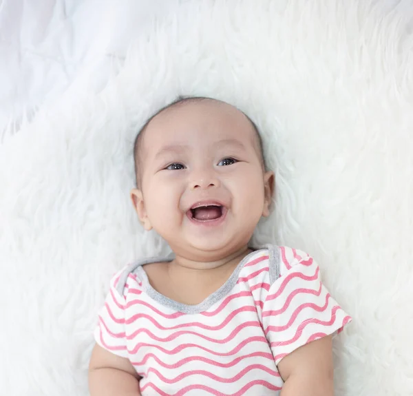Bebé Feliz Acostado Cama Blanca —  Fotos de Stock