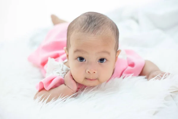 Das Baby Liegt Auf Einem Weißen Bett — Stockfoto