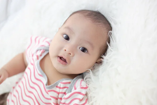 Das Baby Trägt Ein Rotes Hemd Auf Dem Bett — Stockfoto