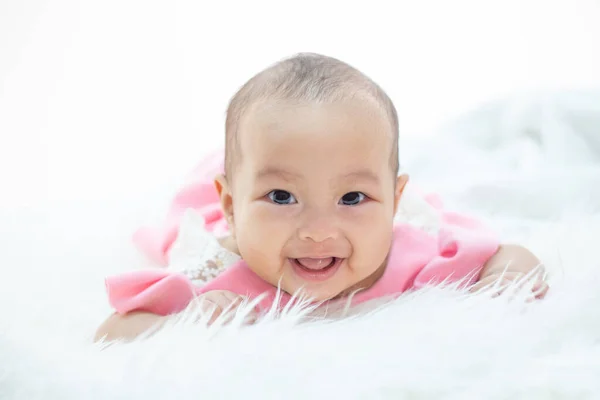 Glückliches Baby Auf Weißem Bett Liegend — Stockfoto