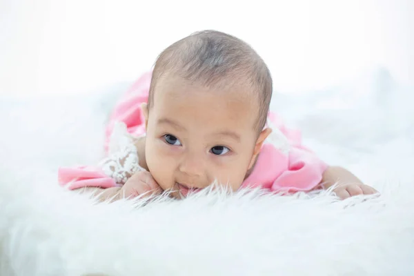 Bebé Está Acostado Una Cama Blanca —  Fotos de Stock