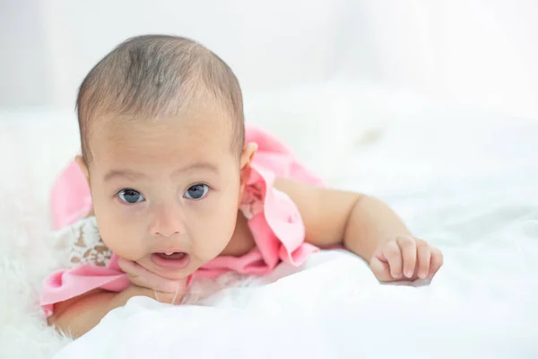 Vauva Makaa Valkoisella Sängyllä — kuvapankkivalokuva