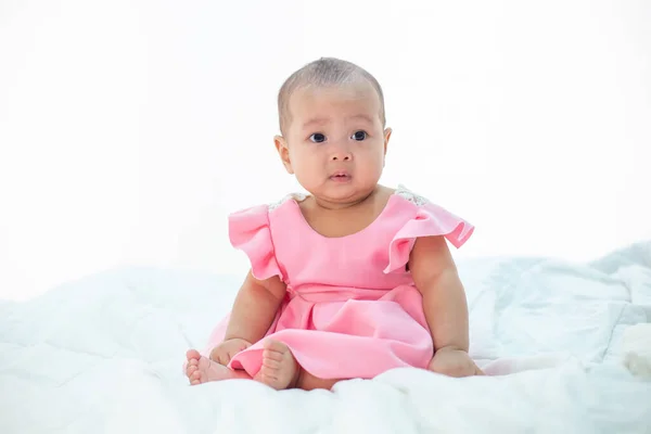 Trauriges Baby Auf Einem Weißen Bett — Stockfoto