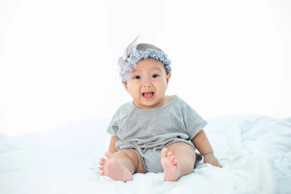 Los Bebés Están Tristes Una Cama Blanca — Foto de Stock