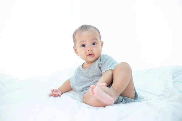 Der Kleine Junge Sitzt Auf Dem Bett — Stockfoto