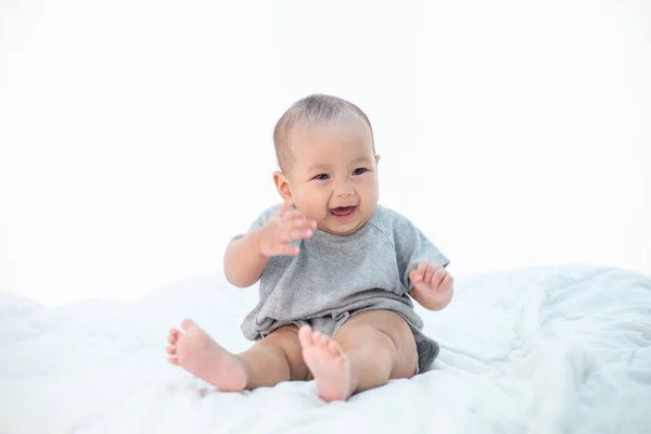 Bebê Está Feliz Cama — Fotografia de Stock