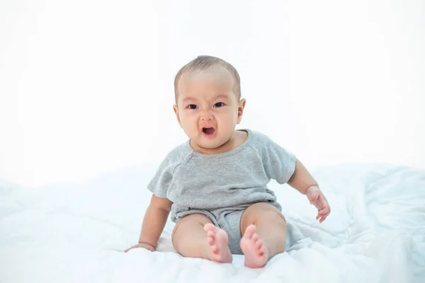 Wütendes Baby Mit Weißem Hintergrund — Stockfoto