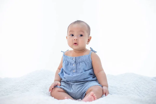 Der Kleine Junge Sitzt Auf Dem Bett — Stockfoto