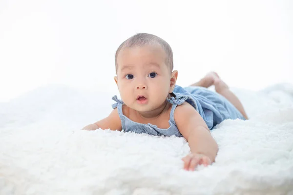 Ein Kleiner Junge Liegt Bett — Stockfoto