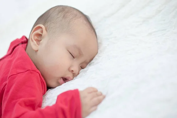 Neonati Che Indossano Camicie Rosse Dormire Letto — Foto Stock