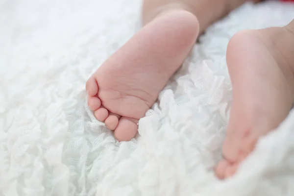 Новорожденная Детская Нога Избирательный Фокус — стоковое фото
