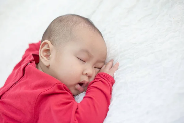 Neonati Che Indossano Camicie Rosse Dormire Letto — Foto Stock