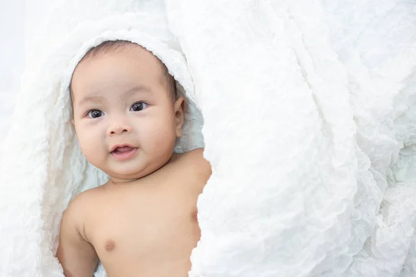 Das Baby Liegt Glücklich Auf Dem Bett — Stockfoto