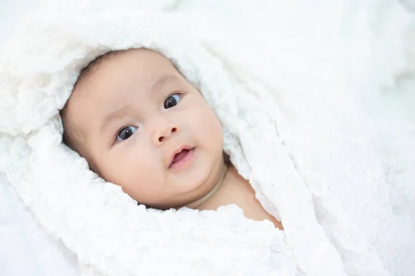 かわいい赤ちゃんがカメラを見て — ストック写真