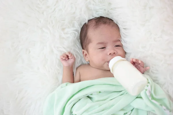 Noworodki Wysysają Mleko Butelki — Zdjęcie stockowe
