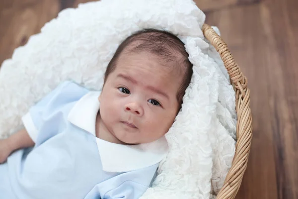 かわいい赤ちゃんがカメラを見て — ストック写真