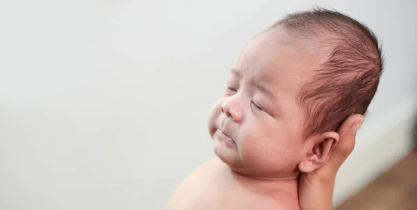 Bebé Recién Nacido Acostado Mano Madre —  Fotos de Stock