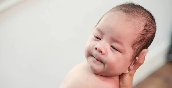 Bebé Recién Nacido Acostado Mano Madre — Foto de Stock