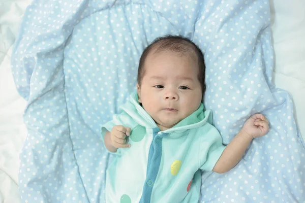 Baby Liegt Auf Dem Bett — Stockfoto