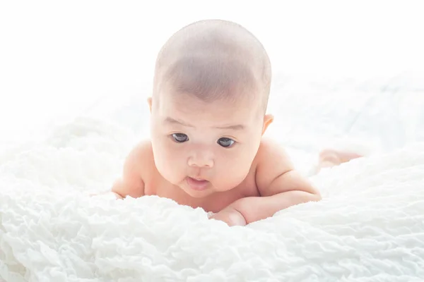 Baby Liegt Auf Dem Bett — Stockfoto