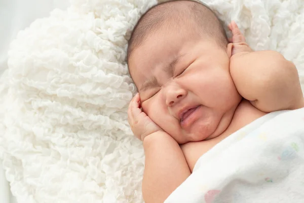 Bambino Sdraiato Sul Letto — Foto Stock