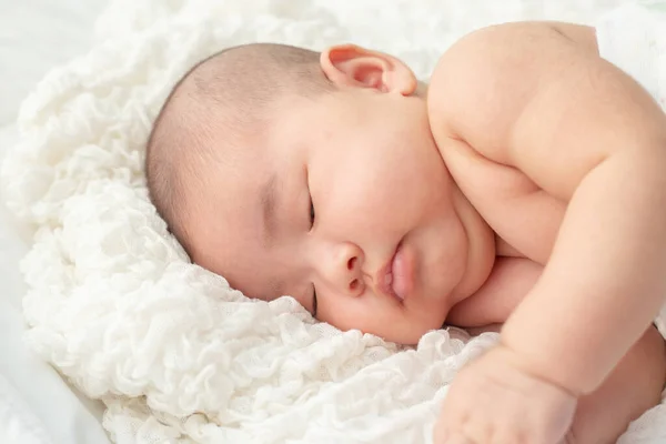 Bambino Sdraiato Sul Letto — Foto Stock