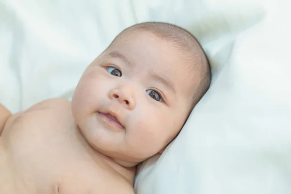 Niedliches Kleines Baby Schaut Die Kamera — Stockfoto