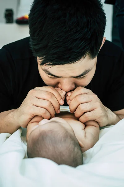 Młody Azjatycki Ojciec Wącha Swoje Nowonarodzone Dziecko — Zdjęcie stockowe