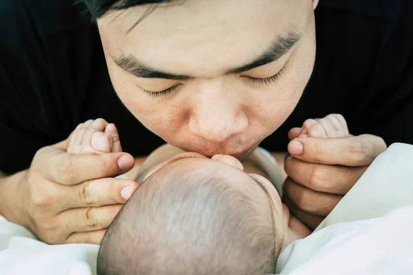 Joven Padre Asiático Está Oliendo Bebé Recién Nacido — Foto de Stock