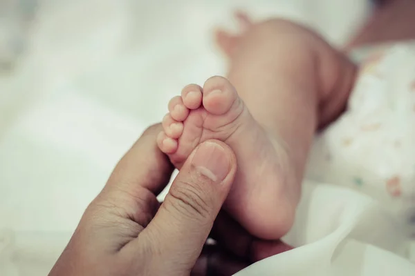 Novorozená Dětská Noha Selektivní Zaměření — Stock fotografie