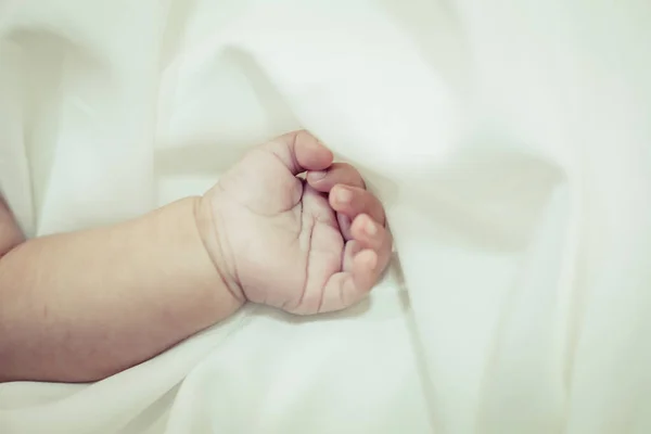 Bayi Baru Lahir Tangan Selektif Fokus — Stok Foto