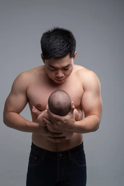 婴儿睡在一个强壮的父亲的手里 — 图库照片