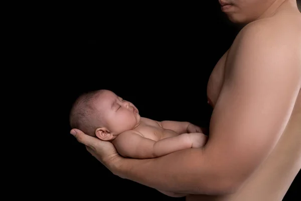Bebé Duerme Las Manos Padre Fuerte — Foto de Stock