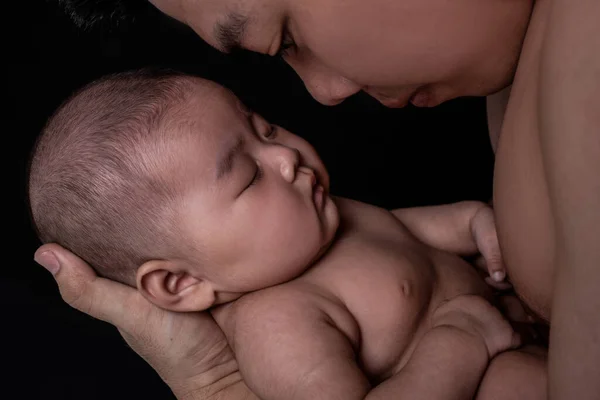 Dziecko Śpi Rękach Silnego Ojca — Zdjęcie stockowe