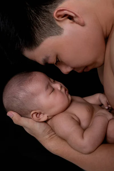 Bebé Duerme Las Manos Padre Fuerte — Foto de Stock