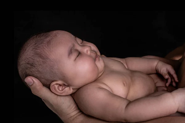Bebé Duerme Las Manos Padre Fuerte —  Fotos de Stock
