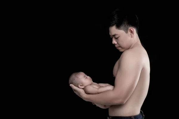 Baby Slaapt Handen Van Een Sterke Vader — Stockfoto