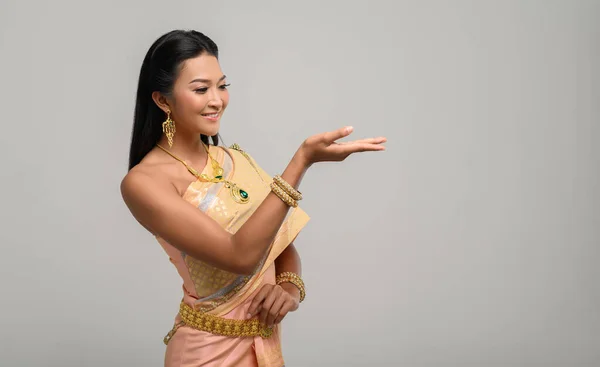 Mulher Usando Vestido Tailandês Que Fez Símbolo Mão — Fotografia de Stock