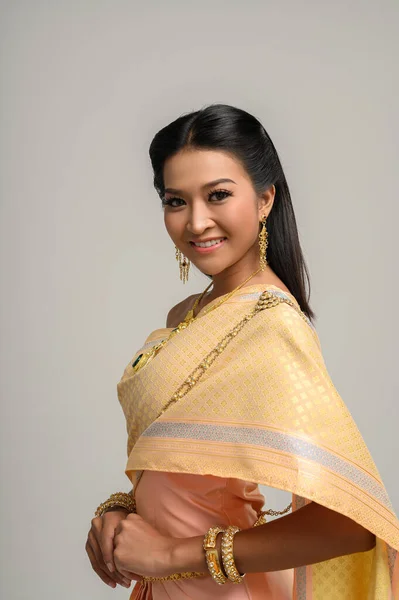 Όμορφη Ταϊλανδέζα Που Φοράει Ταϊλανδέζικο Φόρεμα Και Χαμόγελο — Φωτογραφία Αρχείου
