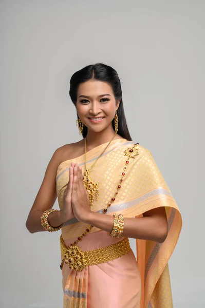 Nők Viselnek Thai Ruhát Hogy Tiszteljék Sawasdee Szimbólum — Stock Fotó