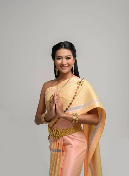 Vrouwen Dragen Thaise Kleding Die Respect Toont Sawasdee Symbool — Stockfoto