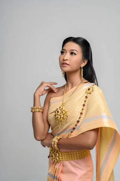 Όμορφη Ταϊλανδέζα Που Φοράει Ταϊλανδέζικο Φόρεμα — Φωτογραφία Αρχείου