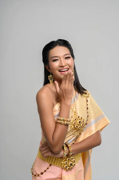 Belle Femme Thaïlandaise Portant Une Robe Thaïlandaise Sourire Heureux — Photo