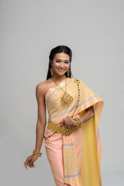 Hermosa Mujer Tailandesa Con Vestido Tailandés Sonrisa —  Fotos de Stock