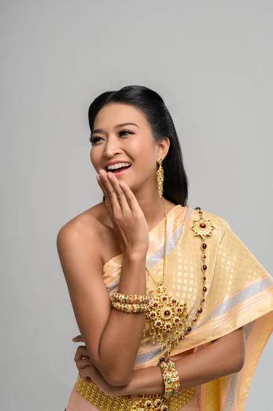 Vacker Thailändsk Kvinna Klädd Thailändsk Klänning Och Ett Glatt Leende — Stockfoto