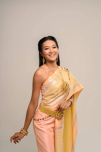 Beautyful Femme Thaïlandaise Portant Une Robe Thaïlandaise Sourire — Photo