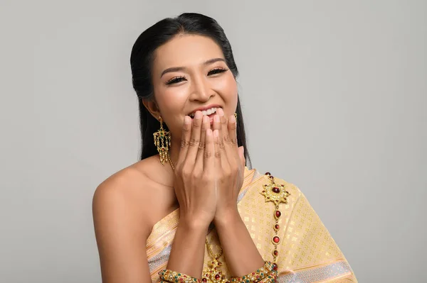 Hermosa Mujer Tailandesa Con Vestido Tailandés Una Sonrisa Feliz — Foto de Stock